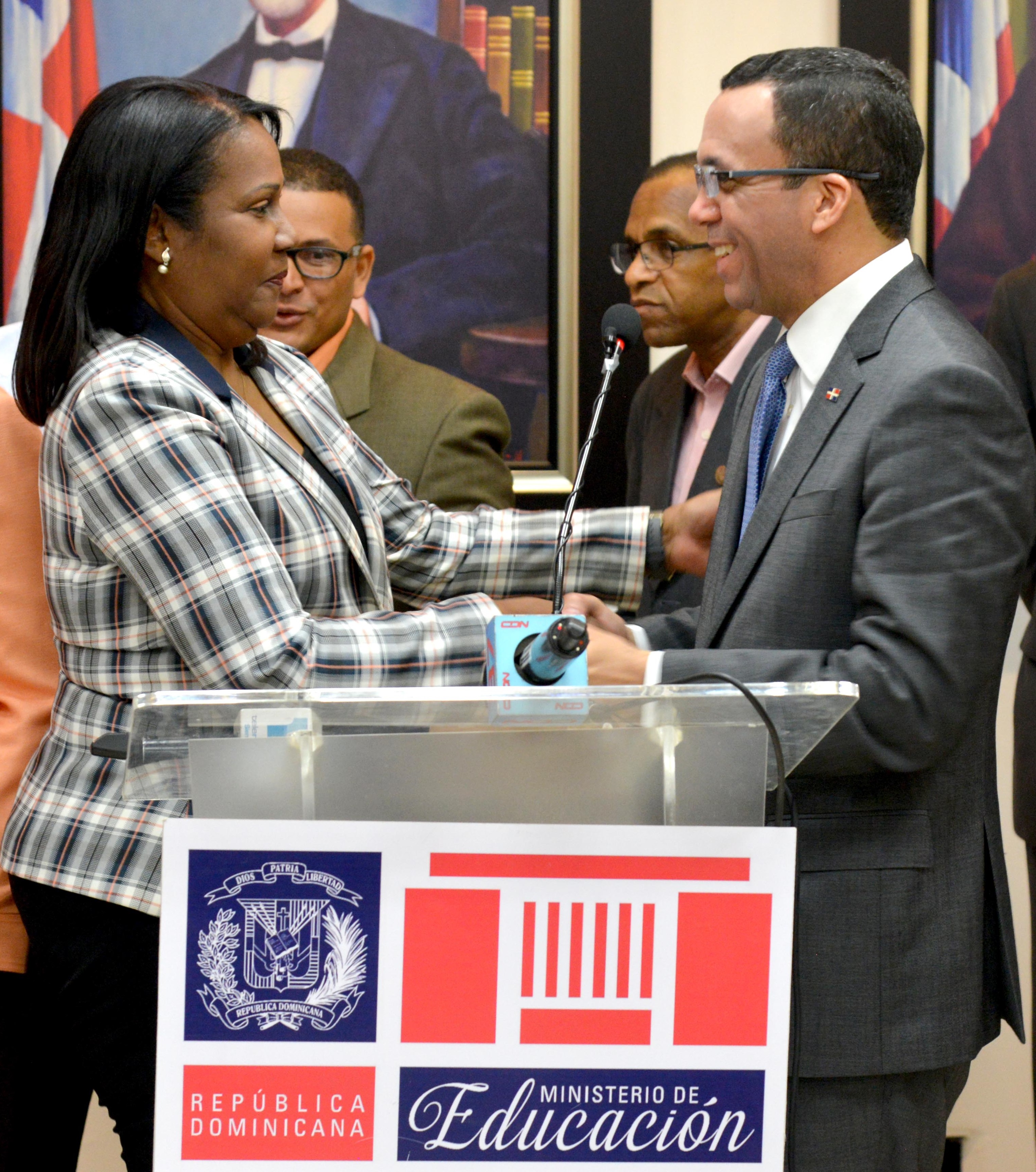  imagen Ministro Andr&eacute;s Navarro de pie&nbsp; junto a consejo ejecutivo de la ADP encabezado por su presidenta Xiomara Guante ofrecen declaraciones a la prensa 