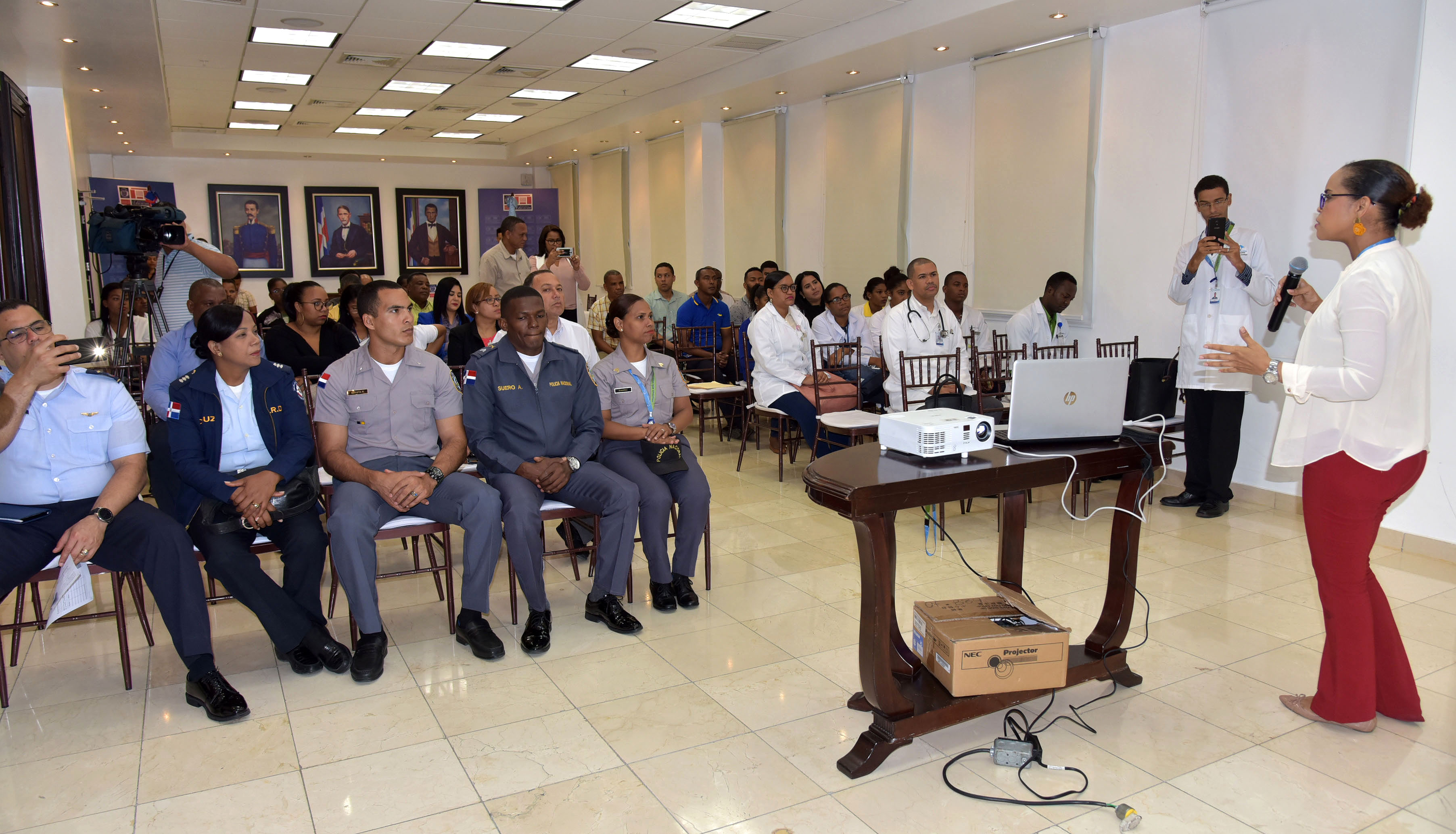  imagen Representaci&oacute;n de los empleados del Minerd que asistieron a la charla. 