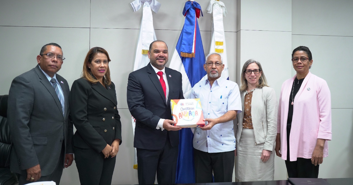  imagen &nbsp;Ministro de Educaci&oacute;n, &Aacute;ngel Hern&aacute;ndez, y el Defensor del Pueblo, Pablo Ulloa, junto a otras autoridades gubernamentales. 