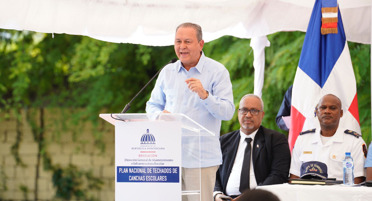  imagen Fernando Taveras, director general de Mantenimiento e Infraestructura Escolar promueve el Plan Nacional de Techados de Canchas Escolares en presencia de autoridades educativas y estudiantes.&nbsp; 