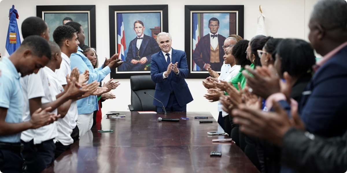  imagen Ministro de educaci&oacute;n comparte con estudiantes&nbsp; 