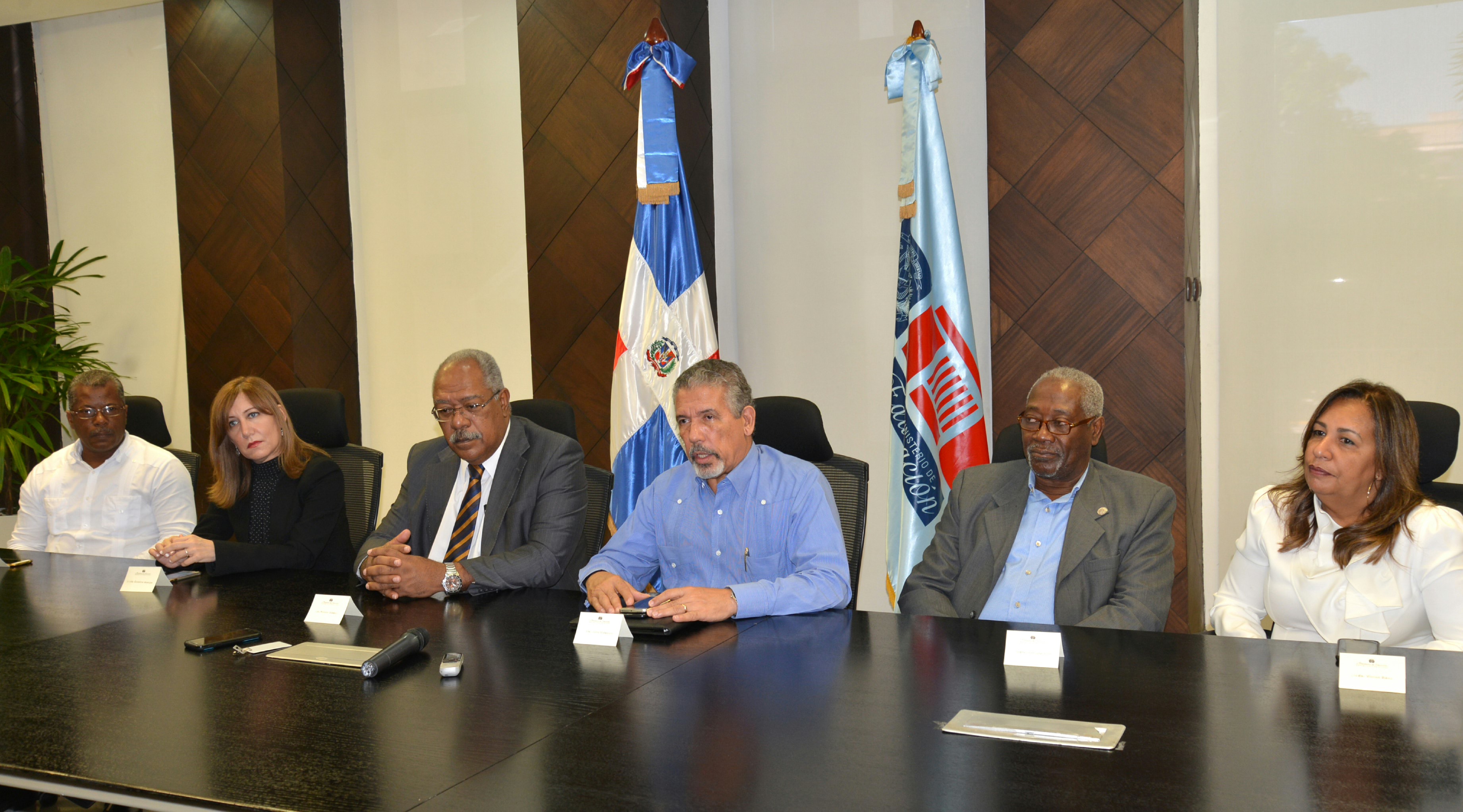  imagen Ministro Andr&eacute;s Navarro durante visita de centro educativo. Junto a &eacute;l directiva del centro y grupo de alumnos. 