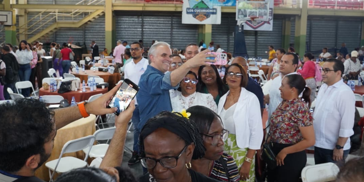  imagen Ministro De Camps compartiendo almuerzo navide&ntilde;o&nbsp; 