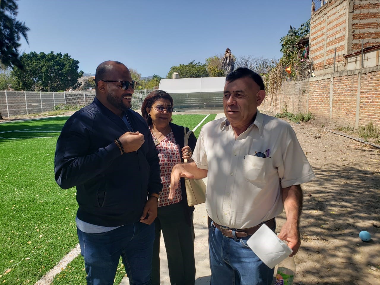  imagen Director de la Regional 10 de Educaci&oacute;n, Ronald Santana, mientras realizaba un recorrido por distintos centros educativos del Estado de Jalisco en M&eacute;xico, tras una invitaci&oacute;n de la organizaci&oacute;n AMCO. 