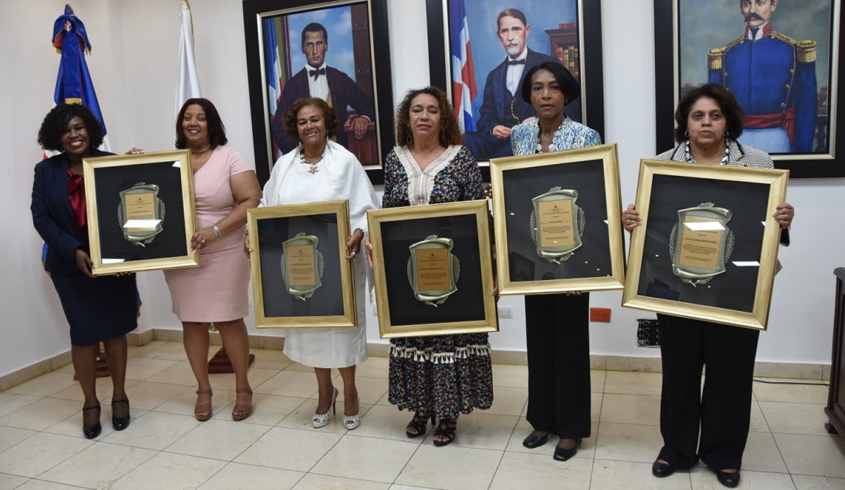  imagen exdirectoras reconocidas&nbsp; Ana Rosal&iacute;a Santos Castillo, Luisa Am&eacute;rica Mateo Dicl&oacute;, Esperanza Ondina Suero Terrero, Marianela Pinales y Marina Antonia Hilario Castillo 