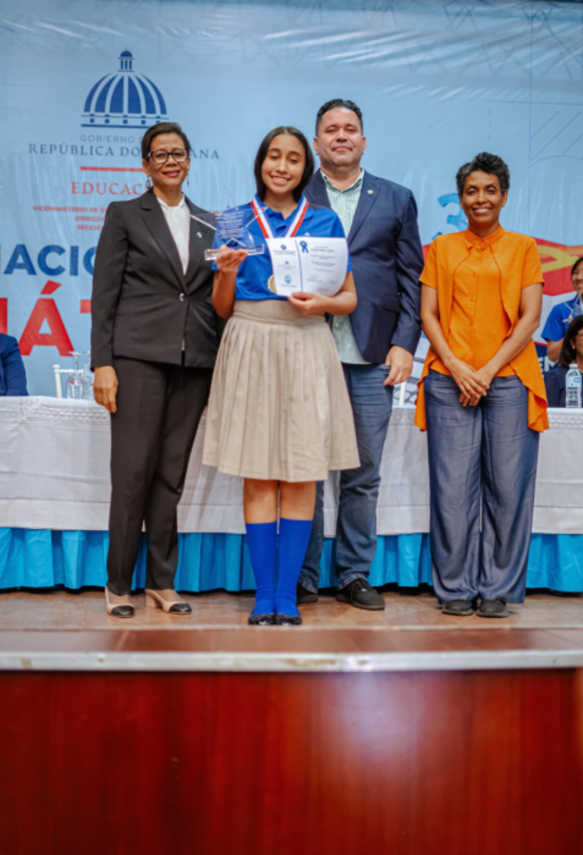  imagen Estudiantes que participaron en la XXVI Olimpiada Nacional de Matem&aacute;ticas 2025, recibiendo premios 