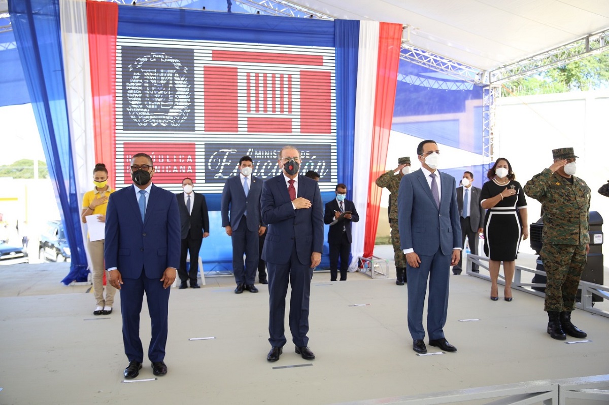  imagen El acto principal, encabezado por el presidente Medina, y acompa&ntilde;ado del ministro de Educaci&oacute;n, Antonio Pe&ntilde;a Mirabal, se realiz&oacute; en la Escuela Secundaria Padre Joaqu&iacute;n Soler en el sector Los Ciruelitos en Santiago, con 27 nuevas aulas para beneficio de 840 estudiantes.&nbsp;&nbsp;
&nbsp; 
