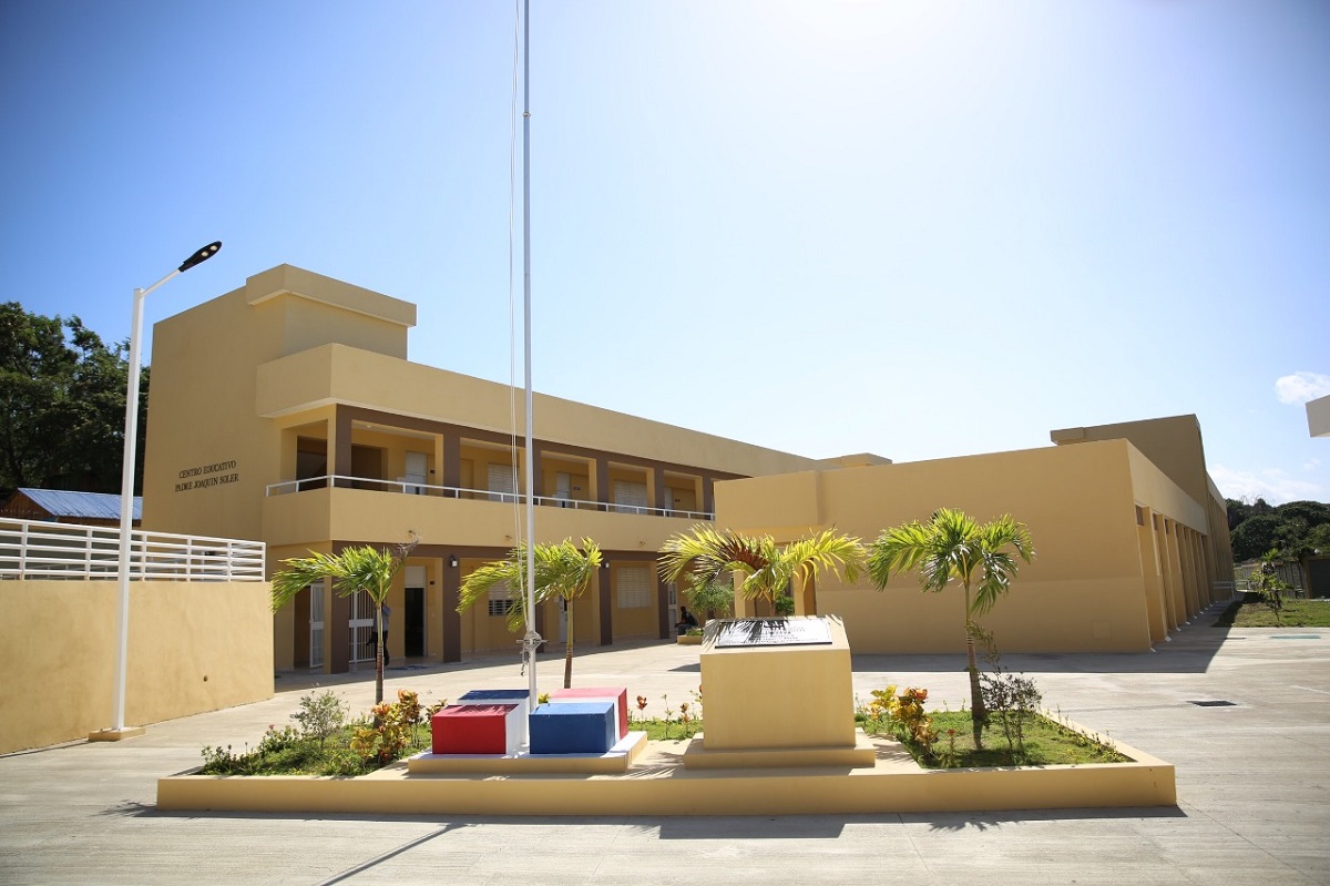  imagen El acto principal, encabezado por el presidente Medina, y acompa&ntilde;ado del ministro de Educaci&oacute;n, Antonio Pe&ntilde;a Mirabal, se realiz&oacute; en la Escuela Secundaria Padre Joaqu&iacute;n Soler en el sector Los Ciruelitos en Santiago, con 27 nuevas aulas para beneficio de 840 estudiantes.&nbsp;&nbsp;
&nbsp; 