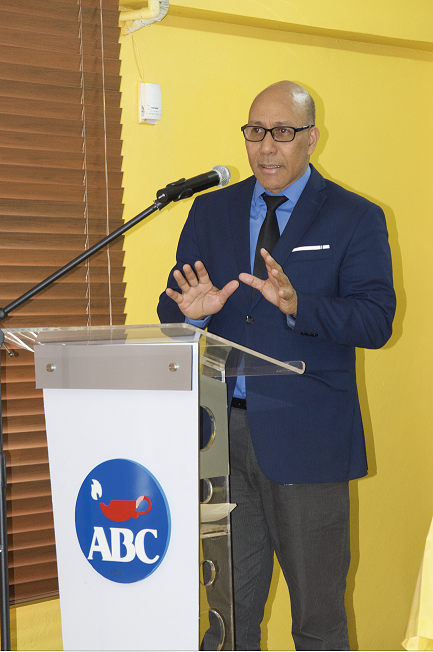  imagen Ant&oacute;n Tejeda, presidente de la AINEP recibe material preventivo por coronavirus de la mano de la&nbsp;directora de Centros Privados del MINERD, Susana Michell y&nbsp;el doctor Ubardino Jaques, director de la Oficina Coordinadora de la Gesti&oacute;n Descentralizada del Ministerio de Salud P&uacute;blica. 