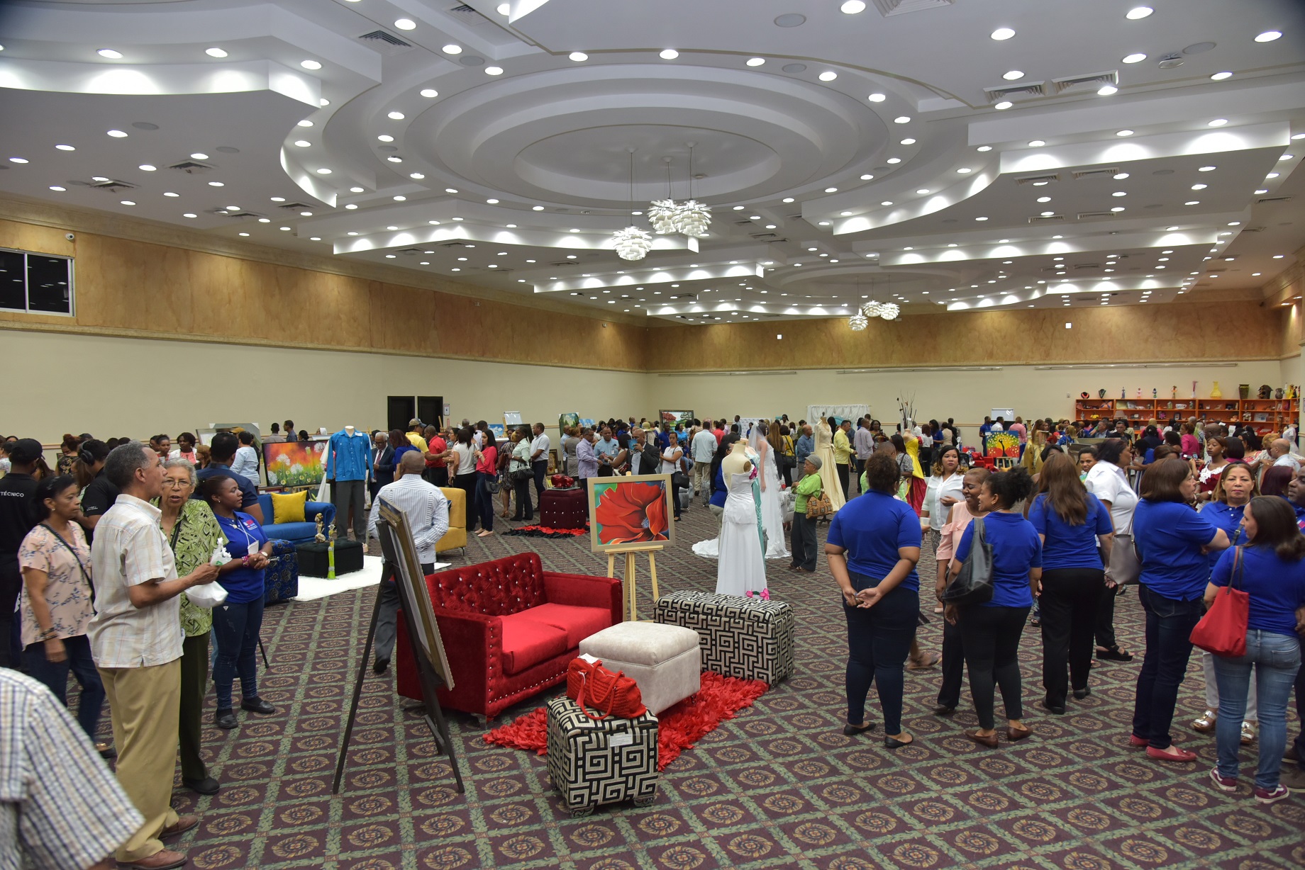  imagen Licenciada Angela M. de Educaci&oacute;n Laboral se dirige a los presentes durante acto. 