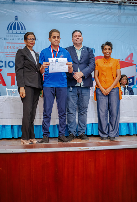  imagen Estudiantes que participaron en la XXVI Olimpiada Nacional de Matem&aacute;ticas 2025, recibiendo premios 