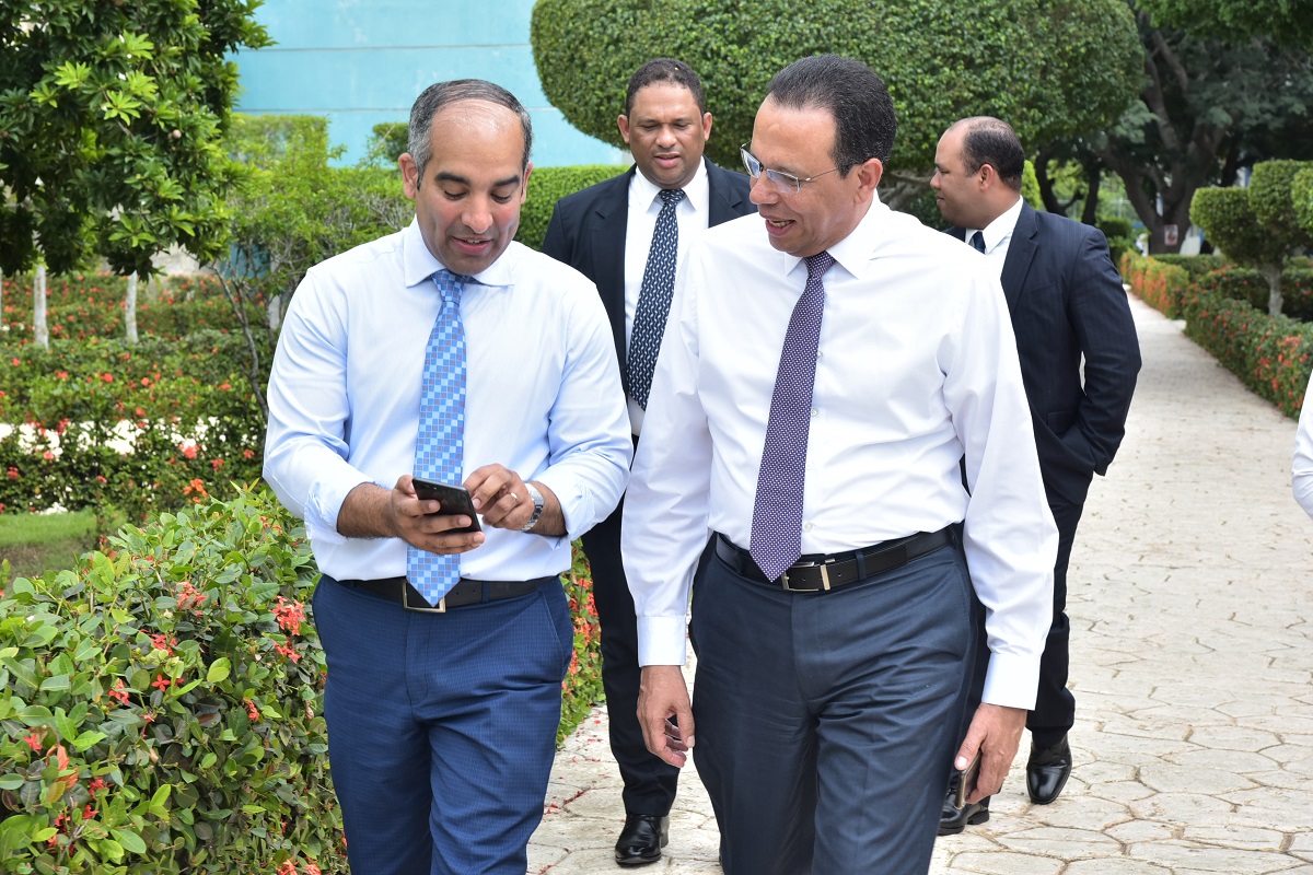 imagen El ministro de Educaci&oacute;n, Antonio Pe&ntilde;a Mirabal, visit&oacute; el Polit&eacute;cnico del Instituto Tecnol&oacute;gico de Las Am&eacute;ricas (ITLA), donde almorz&oacute; con estudiantes y maestros, calificando el encuentro como una bonita experiencia. 