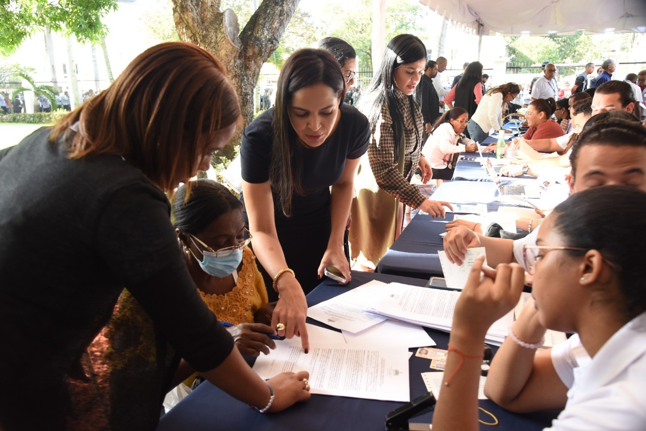  imagen Directora de Recursos Humanos habla a la prensa.
&nbsp; 