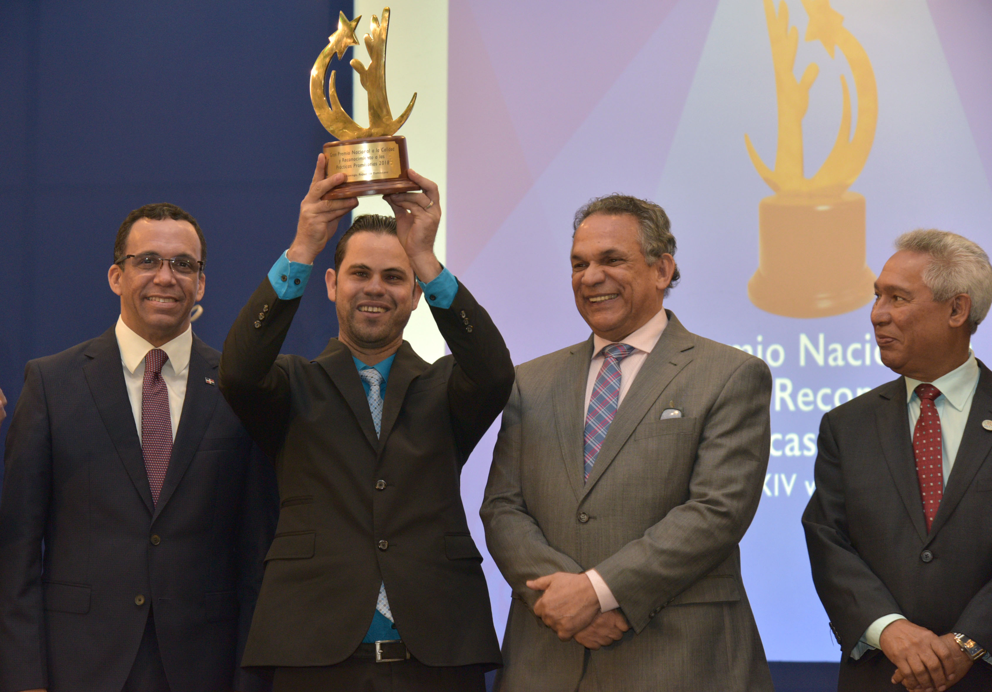  imagen Ministro Andr&eacute;s Navarro junto al Ministro Ventura Camejo entregan premio a la Calidad Institucional&nbsp; 