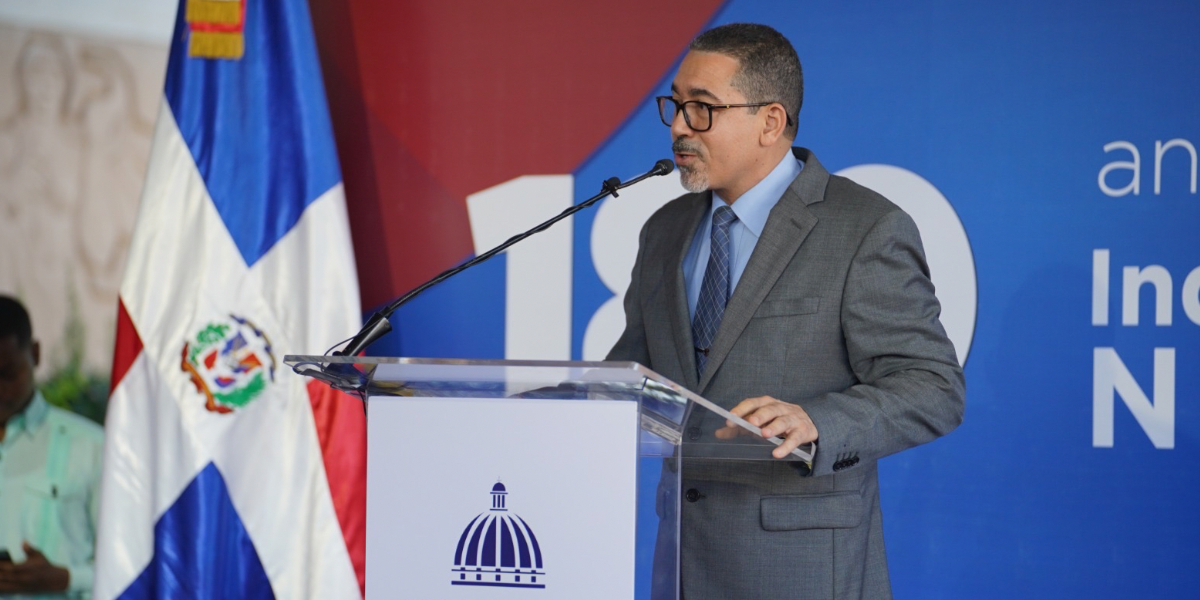  imagen Foto de estudiantes en la explanada del MINERD&nbsp; 