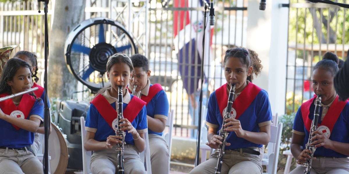  imagen Foto de estudiantes en la explanada del MINERD&nbsp; 