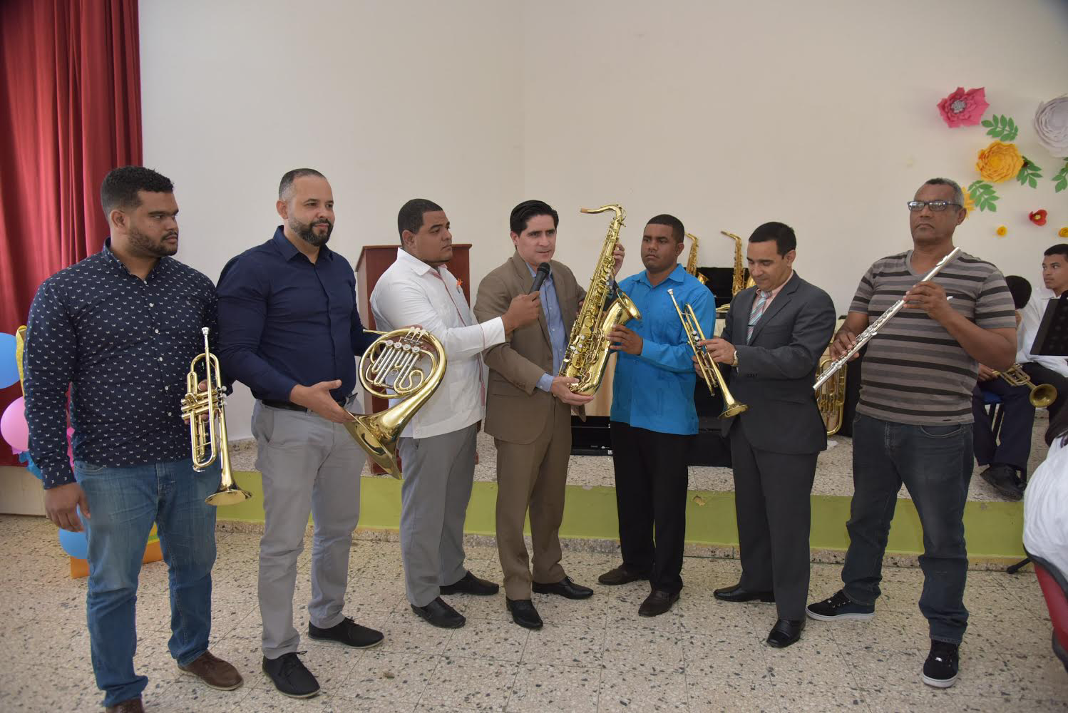  imagen Representantes de la banda musical&nbsp;de la Escuela Miguel &Aacute;ngel Jim&eacute;nez con algunos de los instrumentos entregados. 