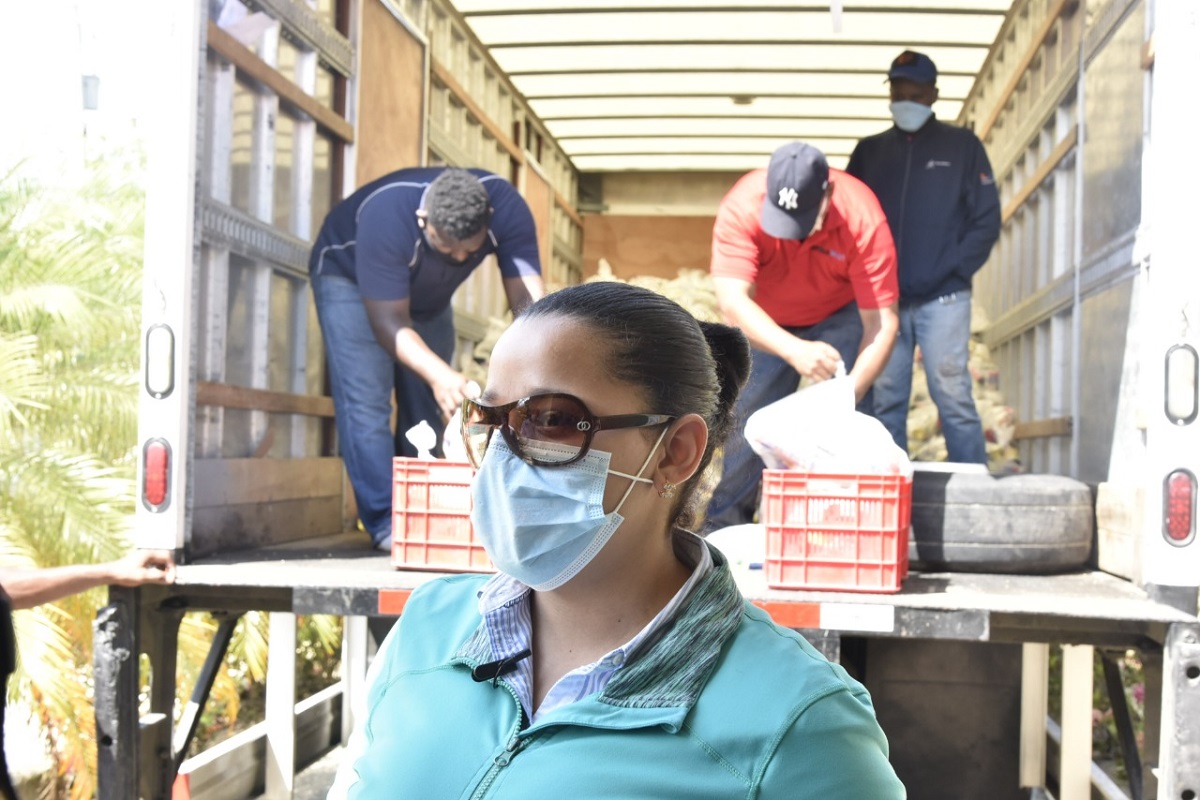  imagen Personal entregando kits de alimentos 