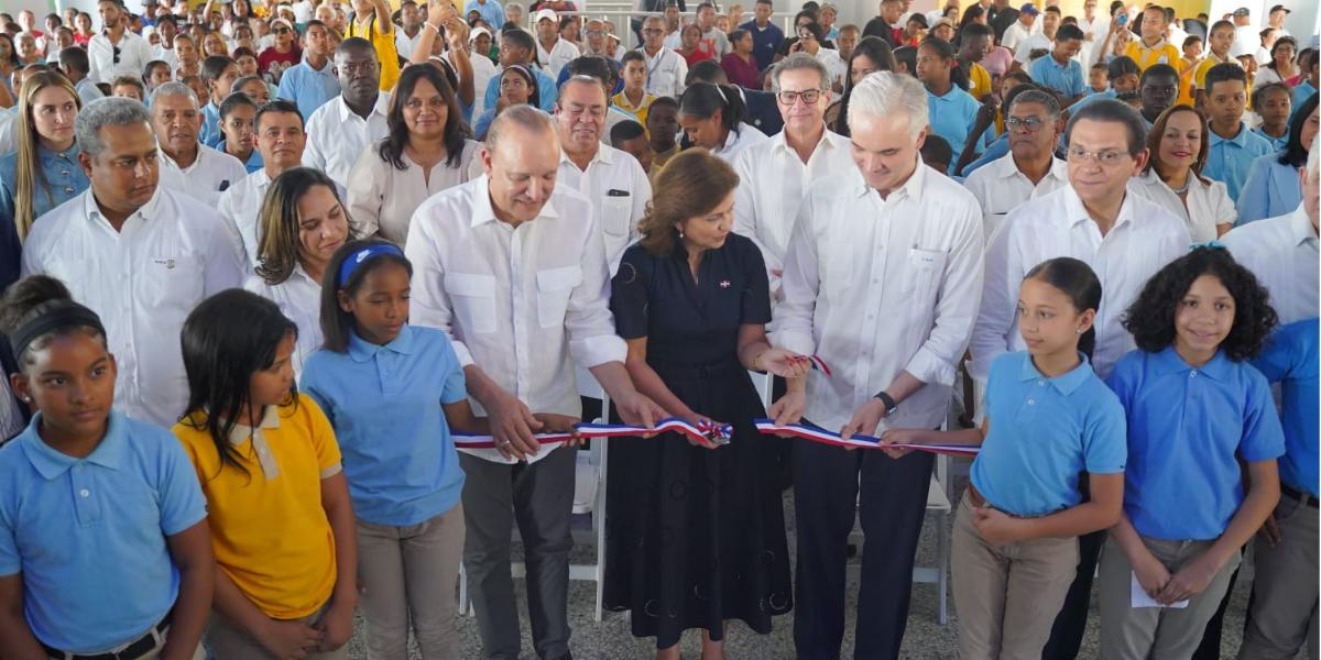  imagen El presidente Luis Abinader junto a ministro de Educaci&oacute;n, Luis Miguel De Camps inauguran ampliaci&oacute;n de centros educativos&nbsp; 