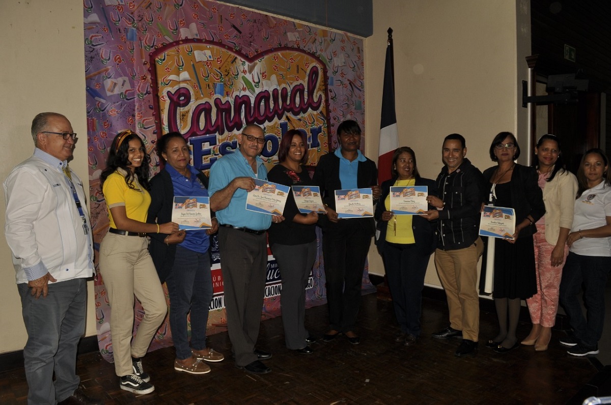  imagen Miembros de comparsas ganadoras recibiendo sus premios. 