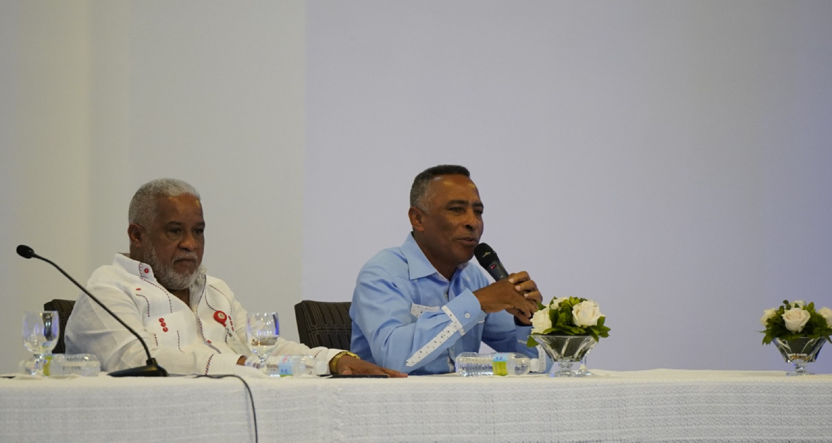  imagen Ministro de Educaci&oacute;n, &Aacute;ngel Hern&aacute;ndez, reunido con representantes de la Federaci&oacute;n Nacional de Padres, Madres, Tutores y Amigos de la Escuela (APMAE). 