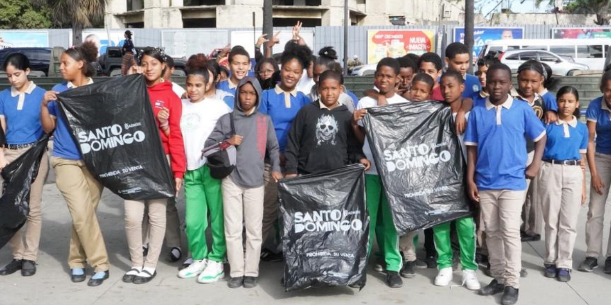  imagen Estudiantes limpiando las playas 