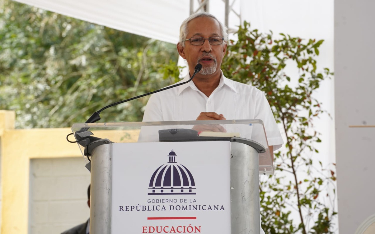  imagen vicepresidenta de la Rep&uacute;blica, Raquel Pe&ntilde;a, y el ministro de Educaci&oacute;n, &Aacute;ngel Hern&aacute;ndez, junto a otras autoridades durante corte de cinta. 