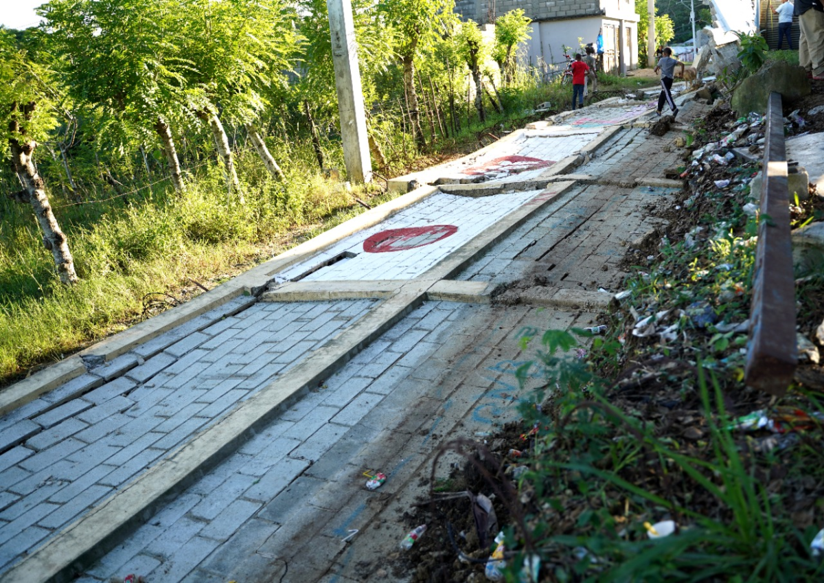  imagen Pared totalmente destruida en una Escuela por las lluvias ocasionadas el viernes pasado. 