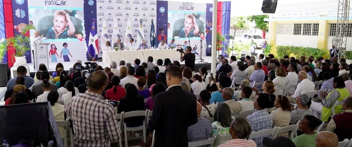  imagen Ministro de&nbsp;Educaci&oacute;n junto a Minisitro de Salud P&uacute;blica&nbsp;sentados en mesa junto a entidades&nbsp;dem&aacute;s 