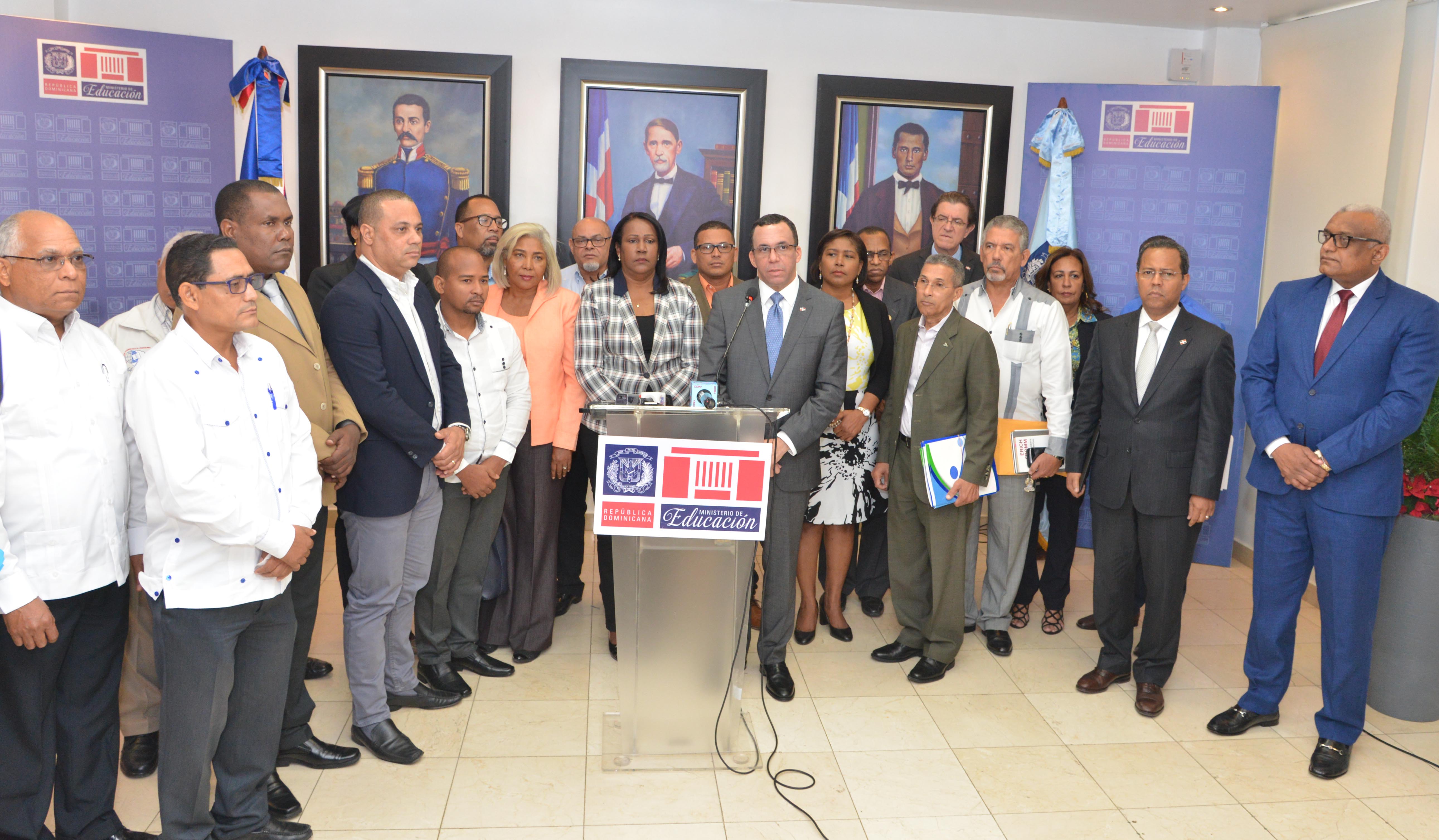  imagen Ministro Andr&eacute;s Navarro de pie&nbsp; junto a consejo ejecutivo de la ADP encabezado por su presidenta Xiomara Guante ofrecen declaraciones a la prensa 