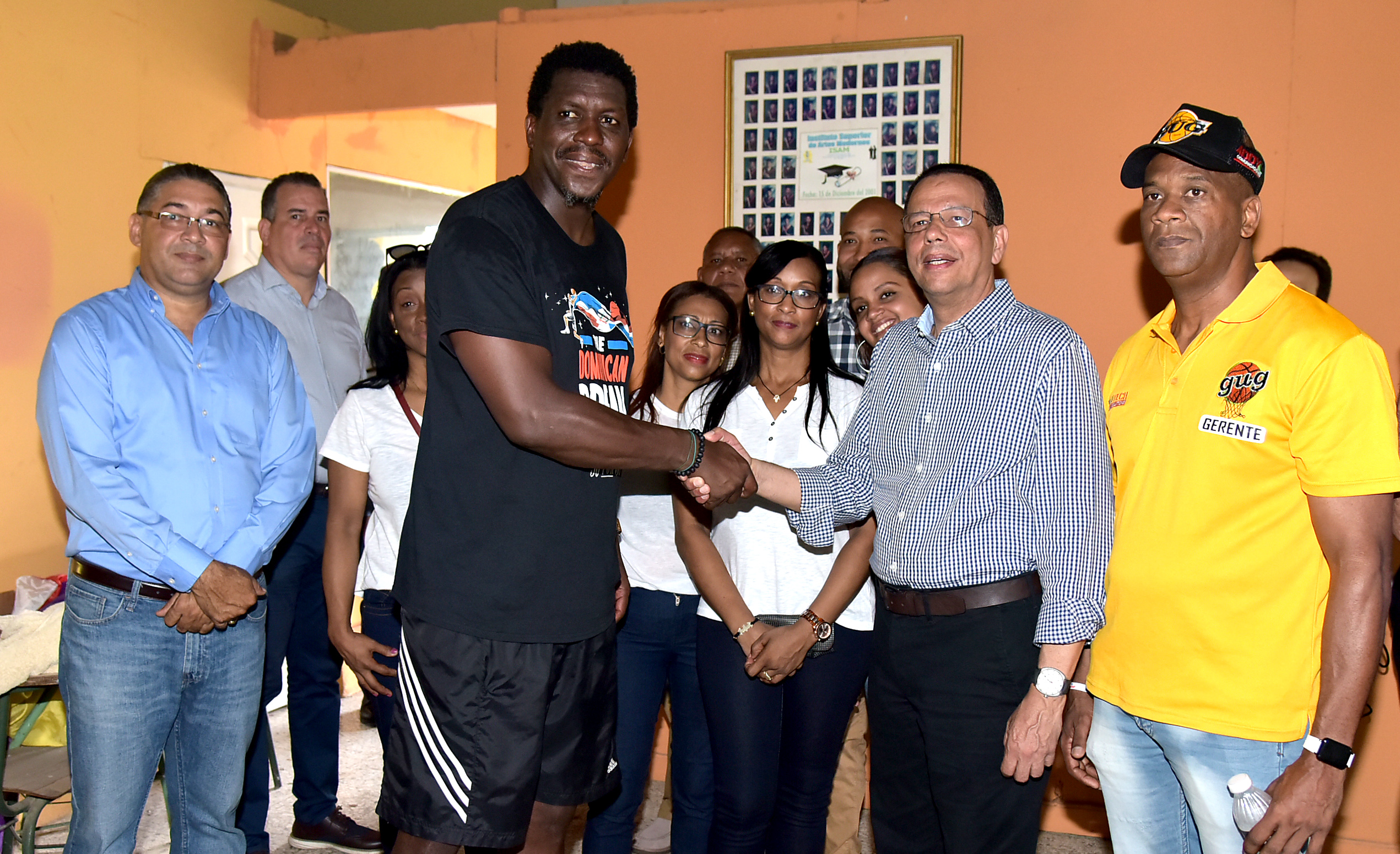  imagen Ministro de Educaci&oacute;n, Antonio Pe&ntilde;a Mirabal, conversa con un joven atleta del club GUG. 