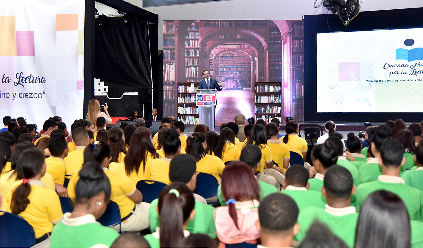  imagen Ministro Andr&eacute;s Navarro de pie junto a estudiantes de todas las regionales del pa&iacute;s en lanzamiento de la Cruzada Nacional por la Lectura.&nbsp; 