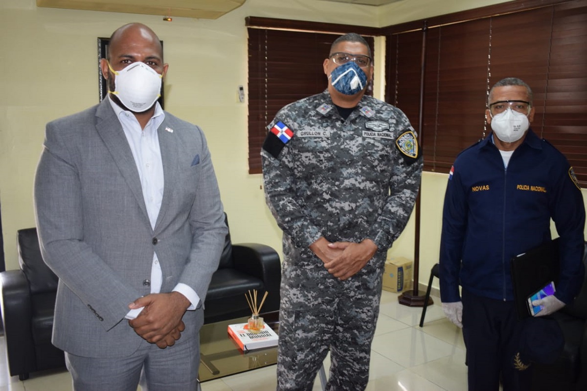  imagen El director de la Regional 10 del Ministerio de Educaci&oacute;n, Ronald Santana Caro con miembros de la policia escolar 