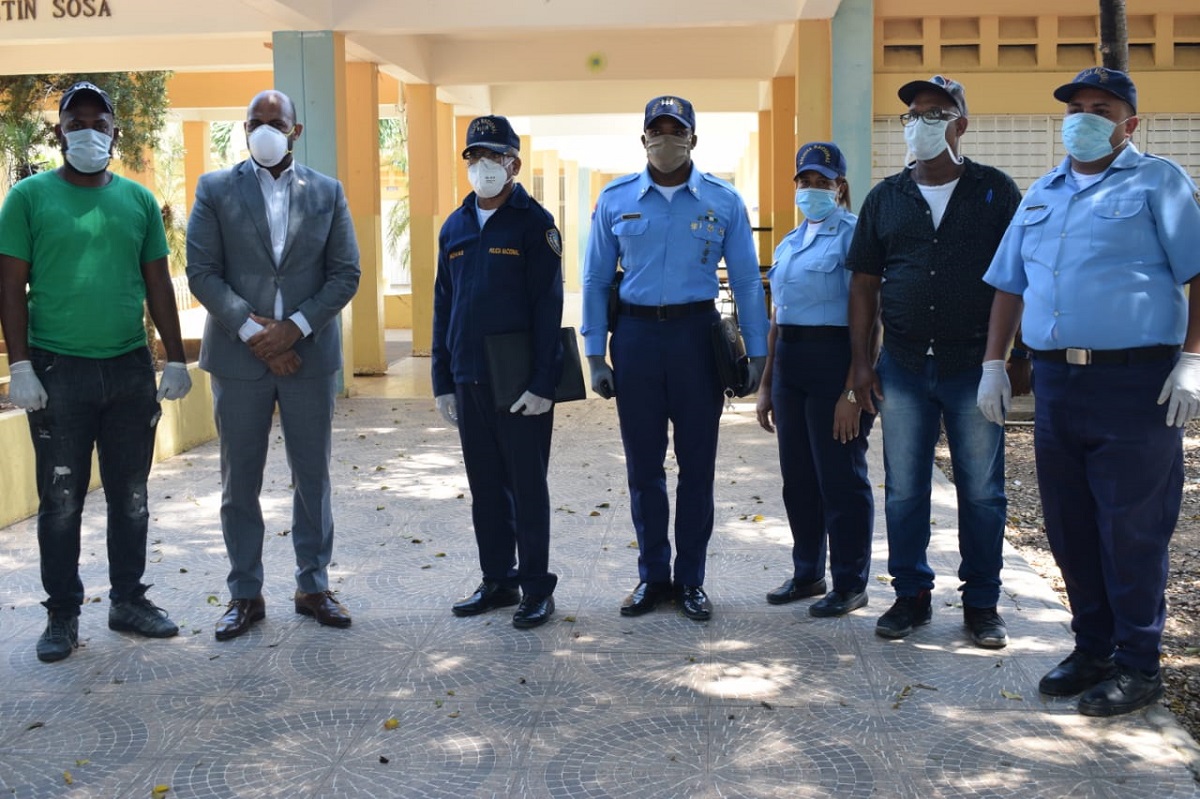  imagen El director de la Regional 10 del Ministerio de Educaci&oacute;n, Ronald Santana Caro con miembros de la policia escolar 