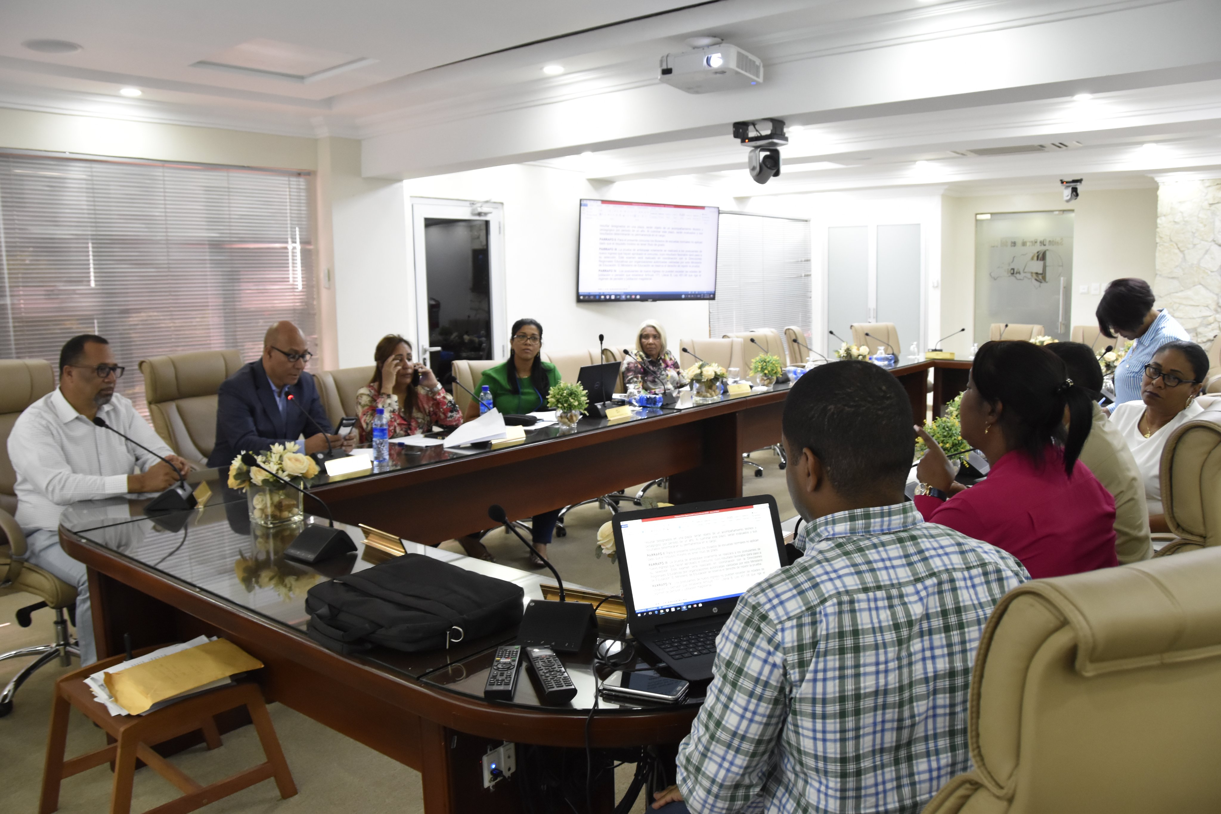  imagen Comisi&oacute;n de alto nivel del Ministerio de Educaci&oacute;n (MINERD), encabezada por el director del Gabinete Ministerial, Henry Santos, particip&oacute; de una reuni&oacute;n de trabajo con la directiva de la Asociaci&oacute;n Dominicana de Profesores (ADP). 
