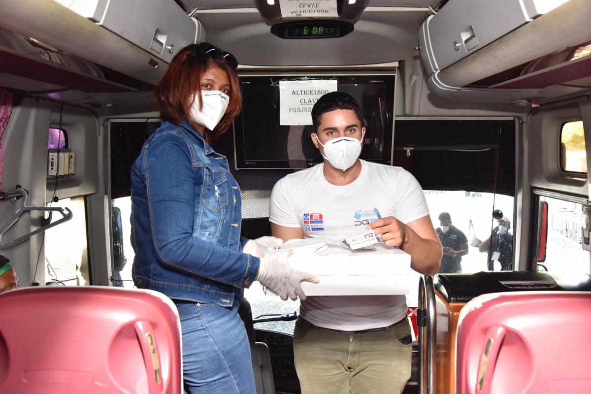  imagen Ministerio de Educaci&oacute;n entrega m&aacute;s de 500 computadoras a padres de estudiantes en Azua&nbsp; 