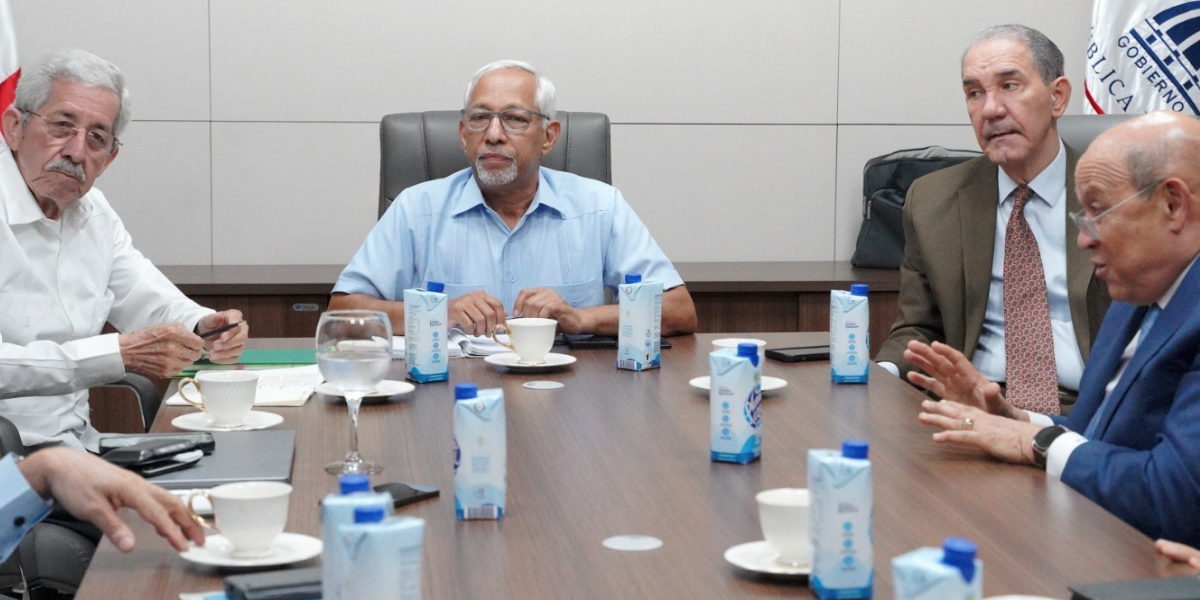  imagen ministro de Educaci&oacute;n, &Aacute;ngel Hern&aacute;ndez 