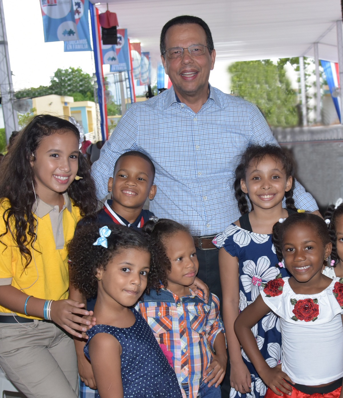  imagen Ministro Pe&ntilde;a Mirabal con estudiantes 