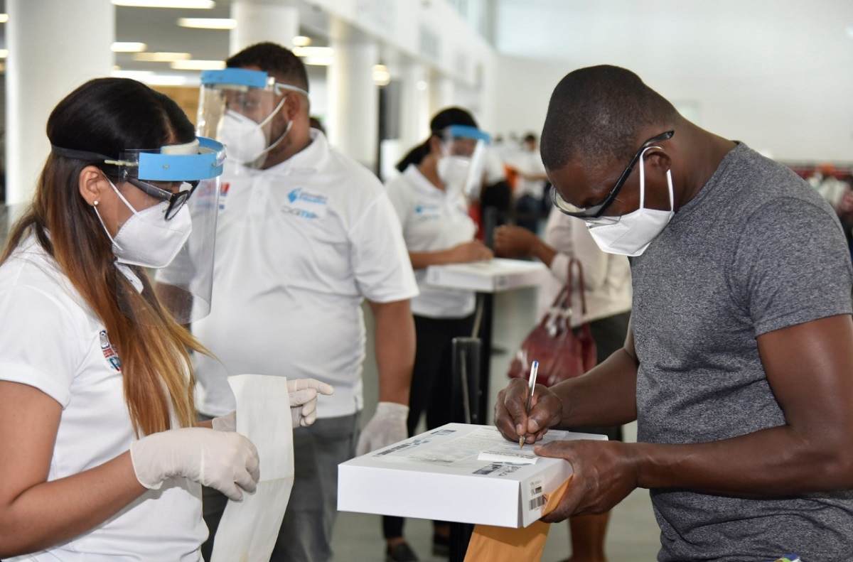  imagen El programa Rep&uacute;blica Digital Educaci&oacute;n contabilizando 63,863 netbooks entregadas a estudiantes y 4,550 laptops a igual n&uacute;mero de docentes desde el 27 de mayo hasta el 24 de junio pasado, lo que evidencia el firme apoyo que le brinda la Revoluci&oacute;n Educativa a la ense&ntilde;anza y el aprendizaje integral enfocado al conocimiento virtual. 