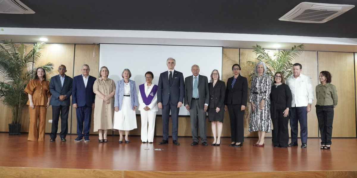  imagen Ministro de Educaci&oacute;n Luis Miguel De Camps,y presidente de la Junta de Directores del Instituto Superior de Formaci&oacute;n Docente Salom&eacute; Ure&ntilde;a (Isfodosu), juramentando a&nbsp; Dinorah Garc&iacute;a Romero como nueva rectora de esa entidad. 