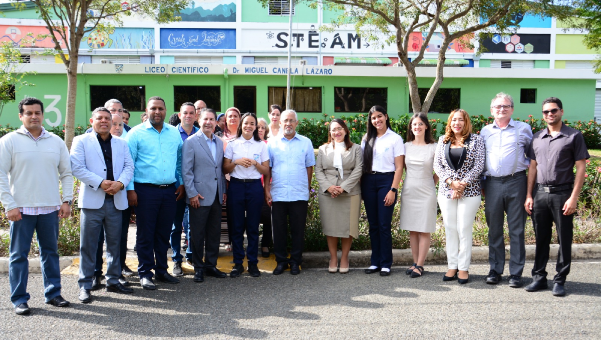  imagen Ministro de Educaci&oacute;n, &Aacute;ngel Hern&aacute;ndez fue reconocido como Visitante Distinguido por el Ayuntamiento de Salcedo, la alcaldesa Mar&iacute;a Mercedes Ortiz entrega reconocimiento. 