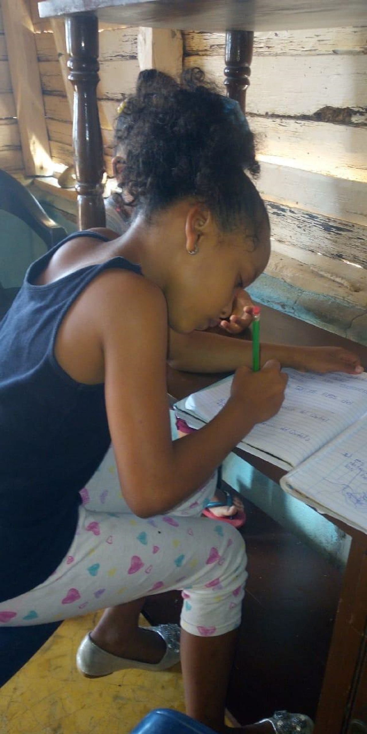  imagen Estudiantes haciendo su tarea 