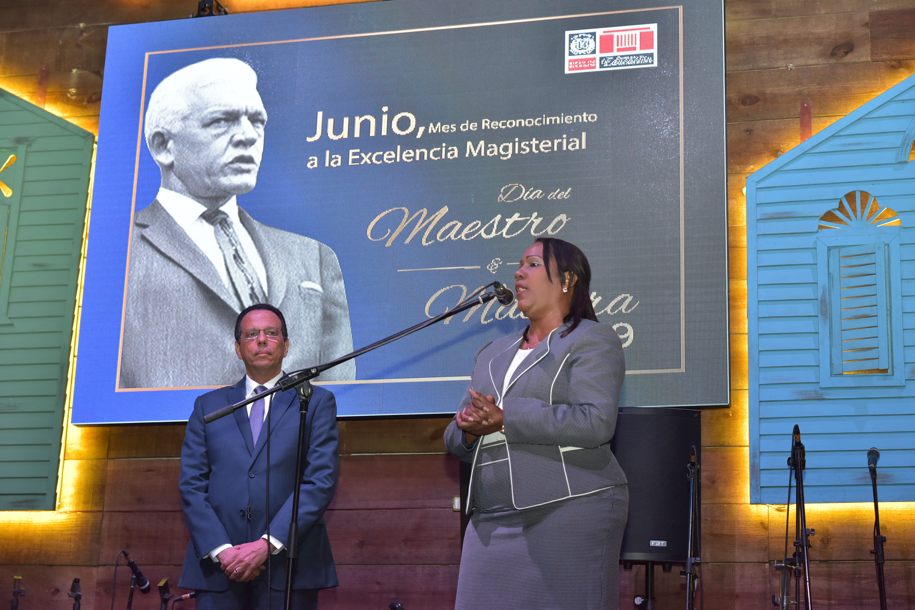  imagen Presidenta de la ADP junto al Ministro de Educaci&oacute;n Pe&ntilde;a Mirabal, habla a los presentes durante actividad. 