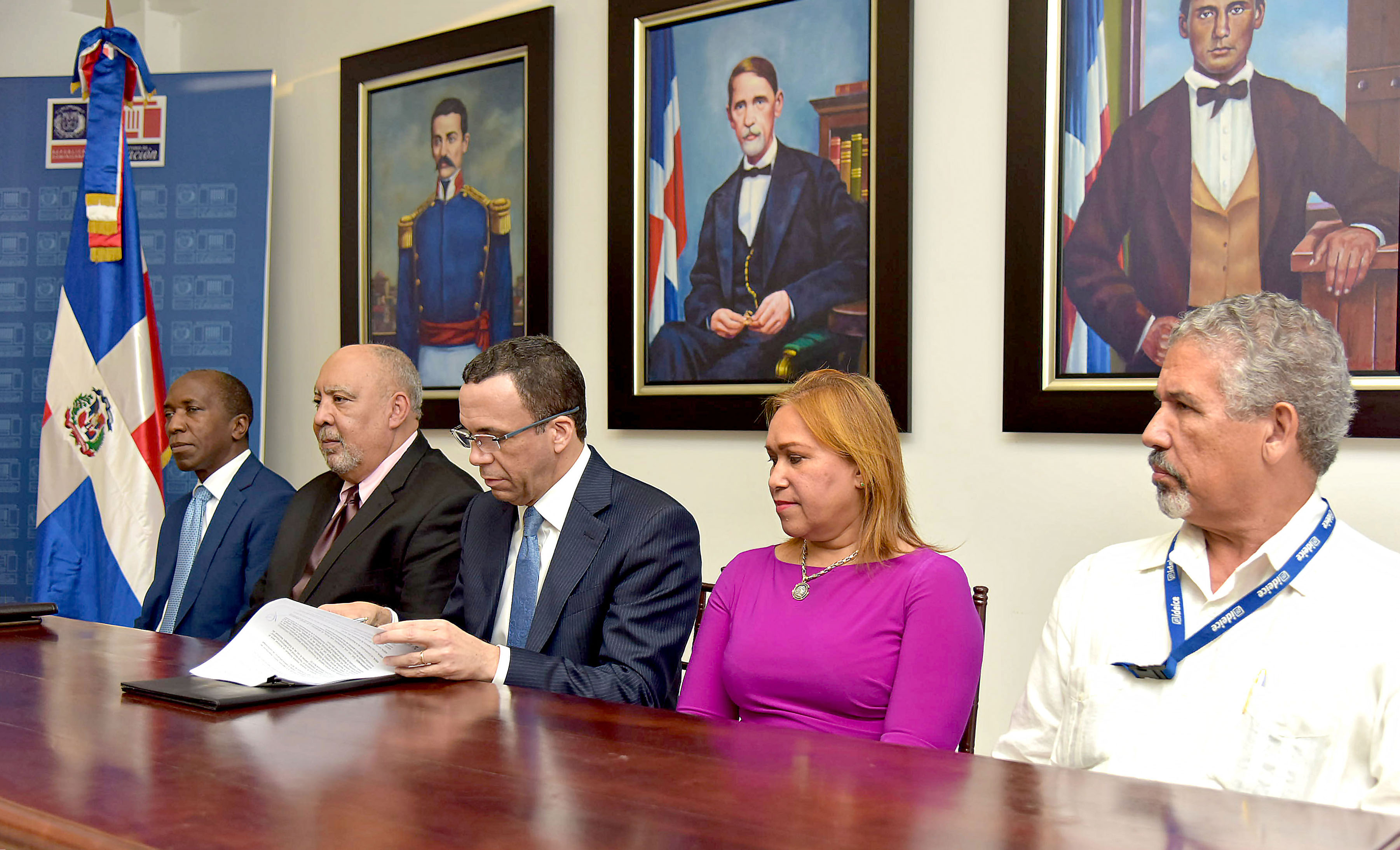  imagen Ministro Andr&eacute;s Navarro de pie traspasando al Director del ISFODOSU, documento que contempla gesti&oacute;n de 10 centros educativos para convertirlos en centros de excelencia, le acompa&ntilde;an viceministra Denia Burgos y directores INAFOCAM E IDEICE.&nbsp; 