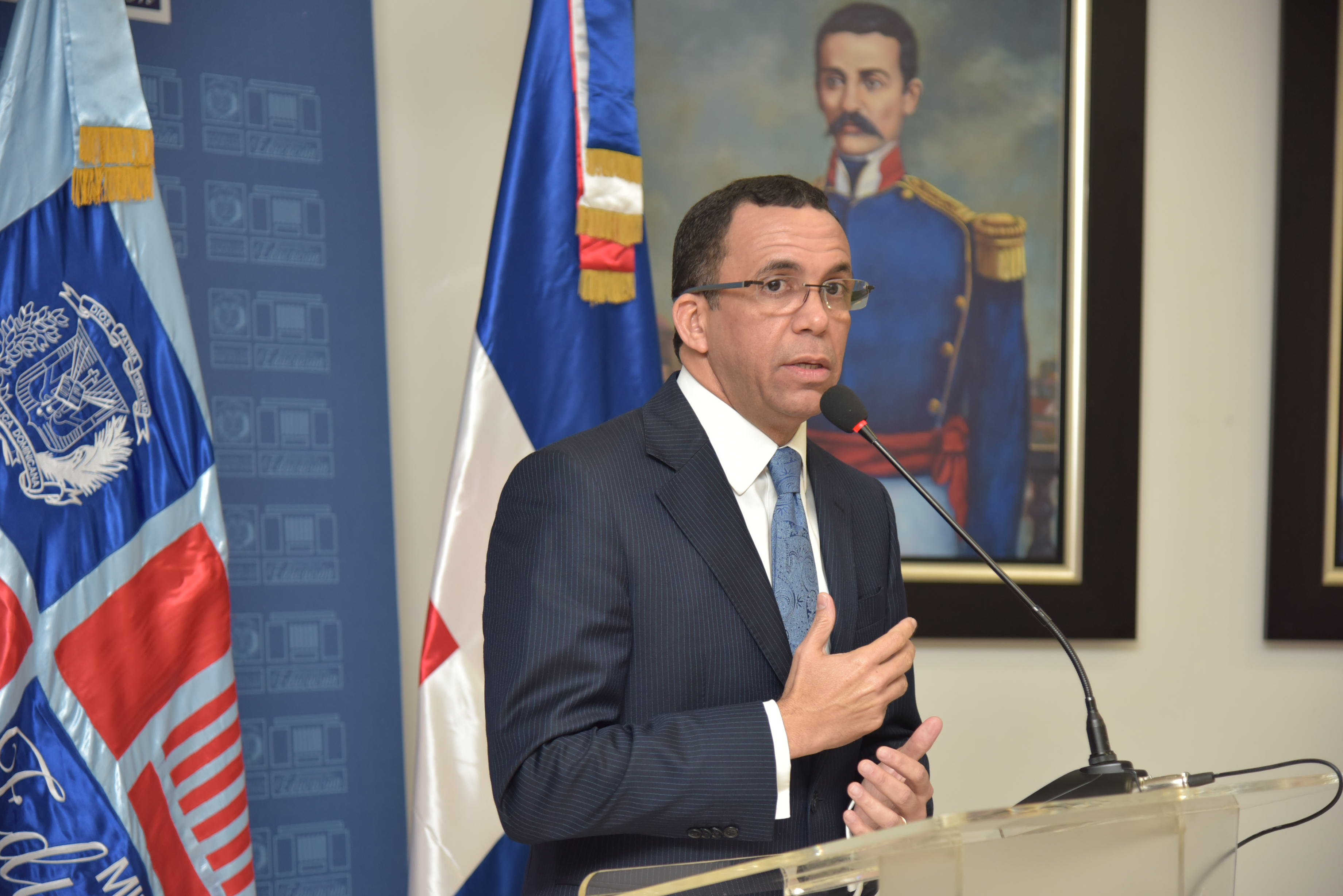  imagen Ministro Andr&eacute;s Navarro de pie en podium anunciando nueva disposici&oacute;n de mesa de ayuda&nbsp;
&nbsp; 