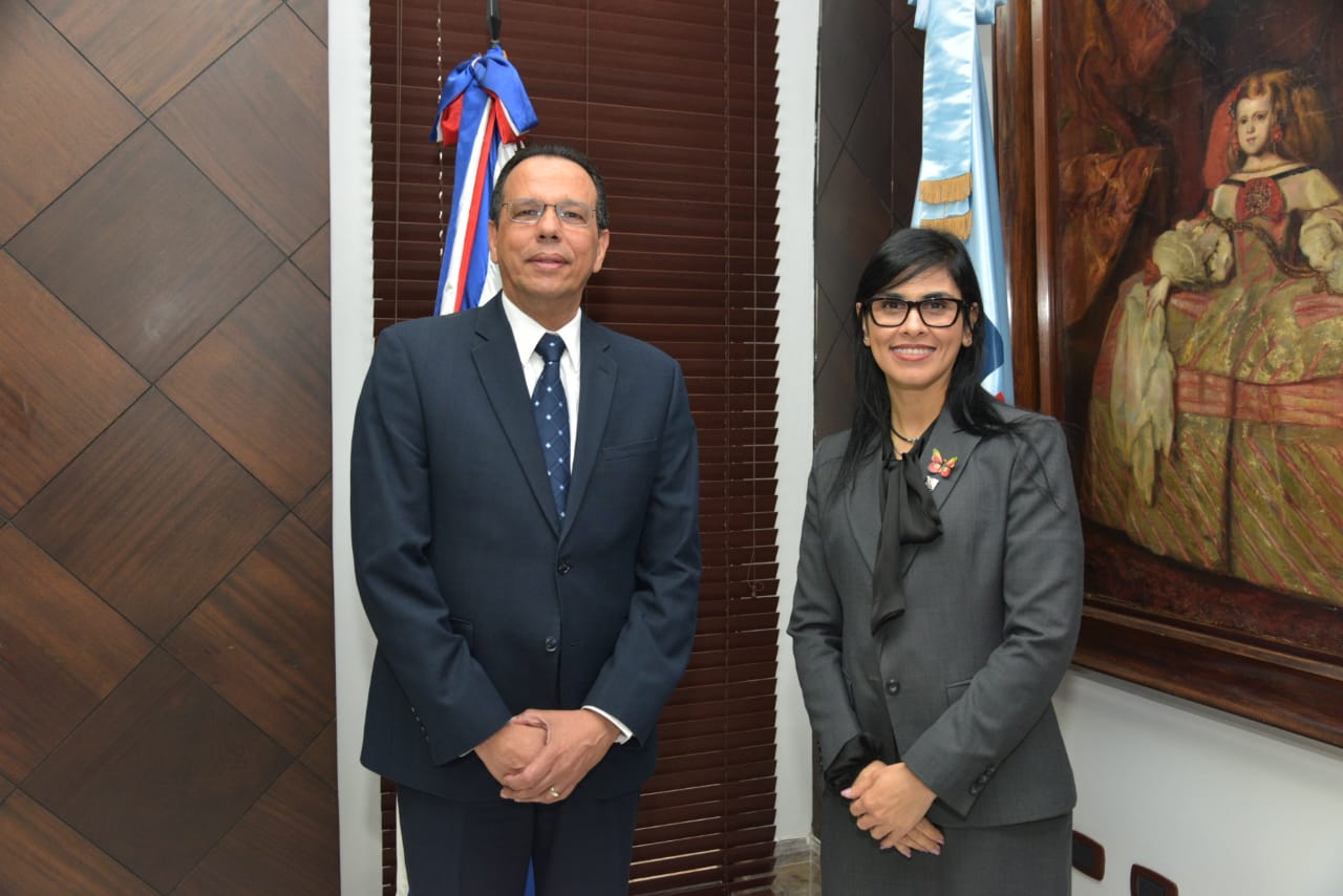  imagen Ministro Antonio Pe&ntilde;a Mirabal junto a la magistrada Olga Din&aacute; Llaver&iacute;as estrechan sus manos. 
