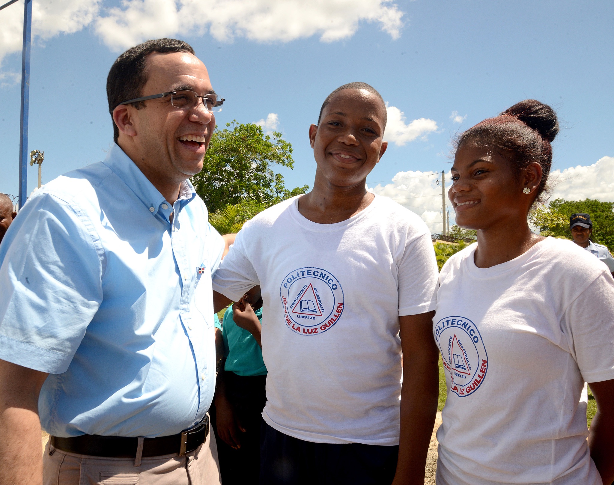 imagen Ministerio Andr&eacute;s Navarro interact&uacute;a con estudiantes, entre ellos ni&ntilde;o&nbsp;impedido f&iacute;sico-motor. 