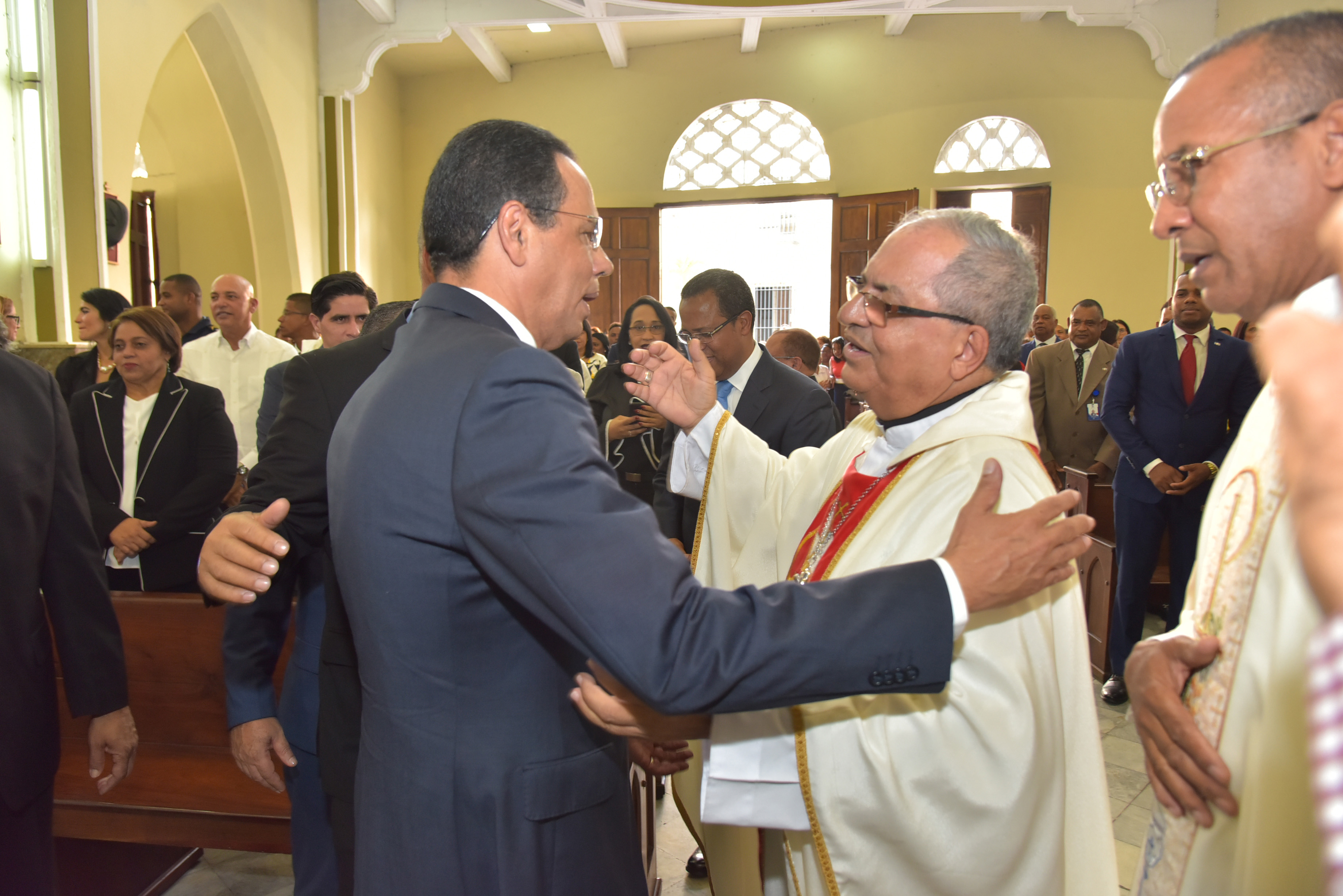  imagen Ministro Antonio Pe&ntilde;a Mirabal&nbsp;y monse&ntilde;or Benito &Aacute;ngeles se estrechan la mano. 