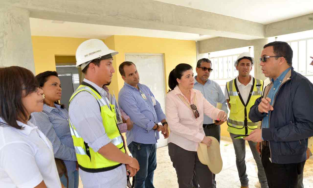  imagen Ministro Andr&eacute;s Navarro conversa con grupo responsable de construcci&oacute;n de escuelas. 