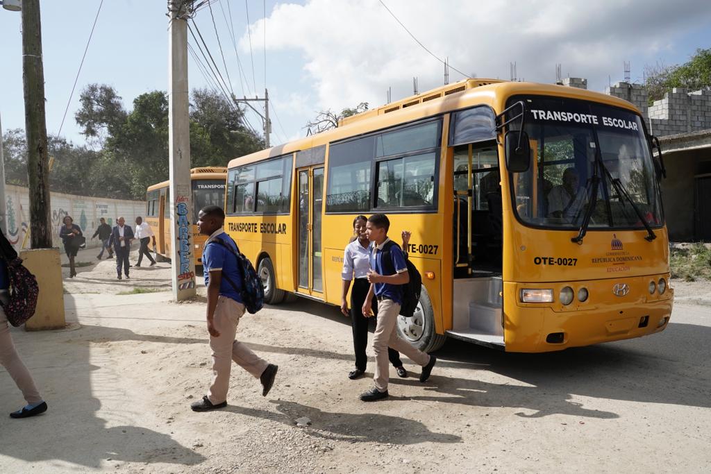  imagen Presidente Luis Abinader y Mininistro &Aacute;ngel Hernandez, junto a otras actividades durante corte de cita en acto. 